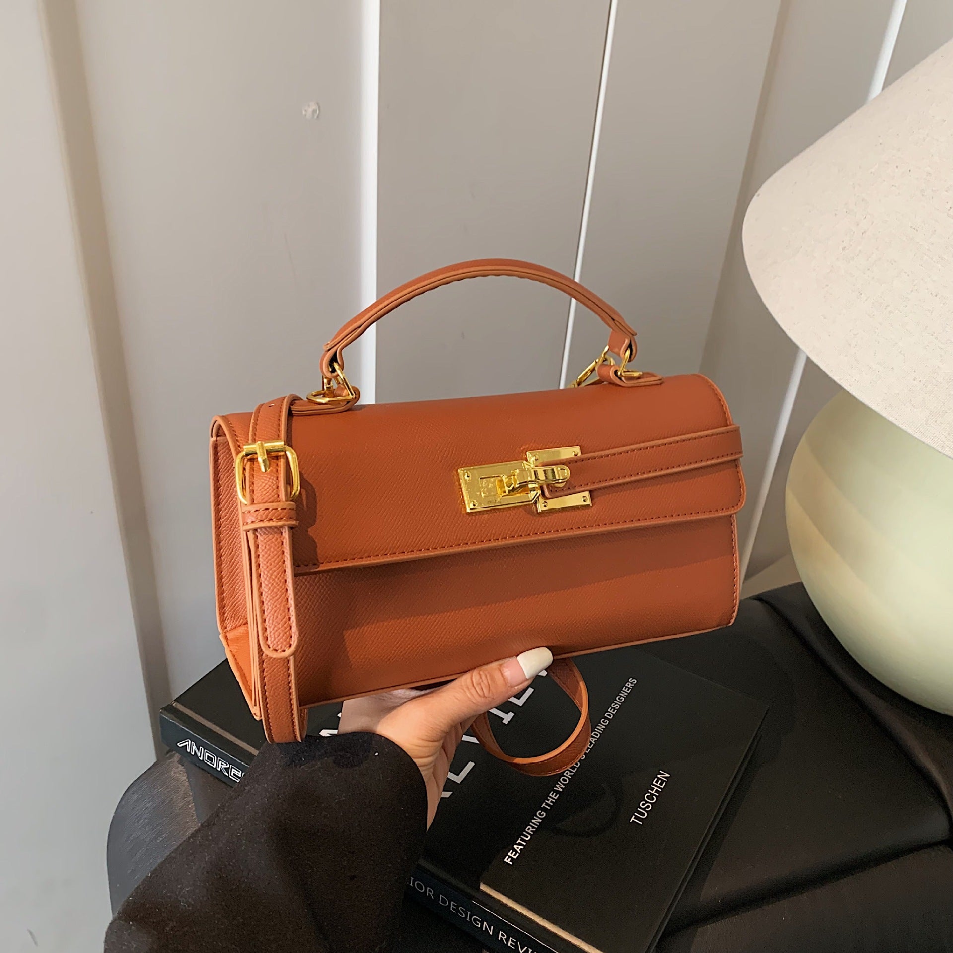 Nuevo y elegante bolso cuadrado pequeño con un elegante cierre de candado.
