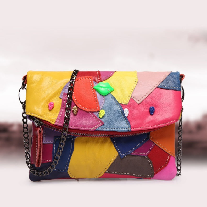 Bolso bandolera con cadena y diseño de patchwork en bloques de color