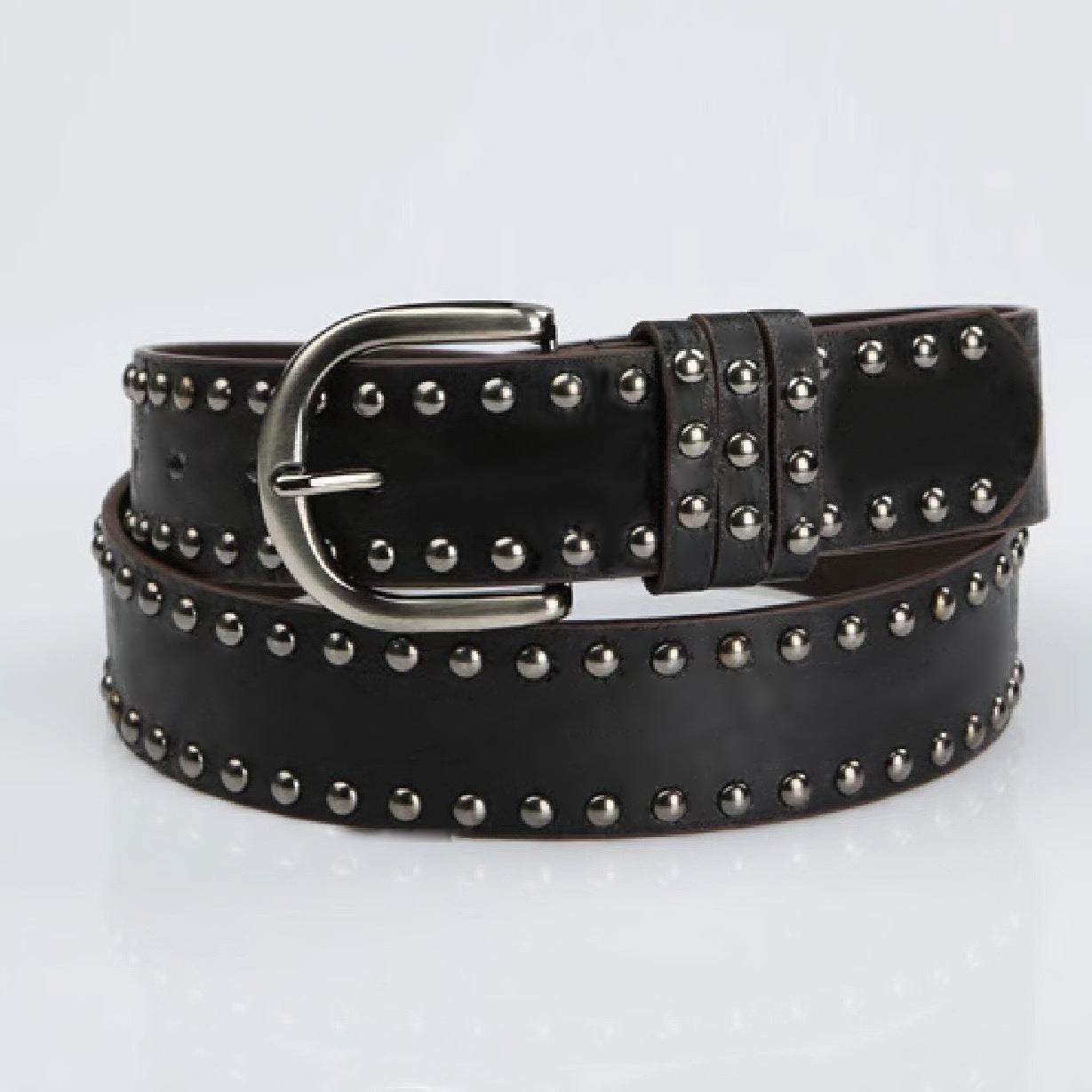 Cinturón de piel suave para mujer con hebilla y remaches decorativos.