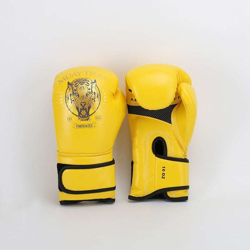Entrenamiento de Muay Thai para chicos con saco de boxeo y guantes