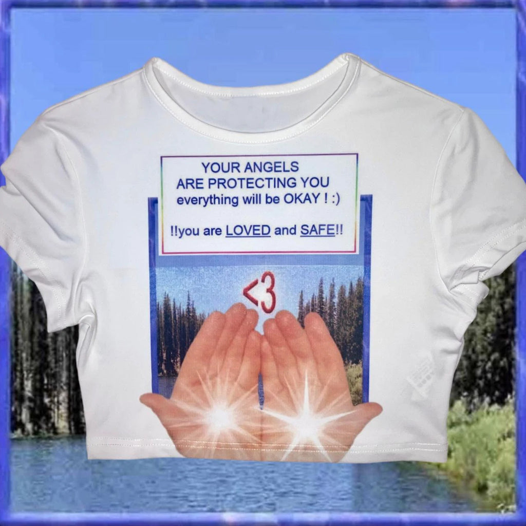 Camiseta corta ajustada para mujer con cuello redondo y estampado de letras