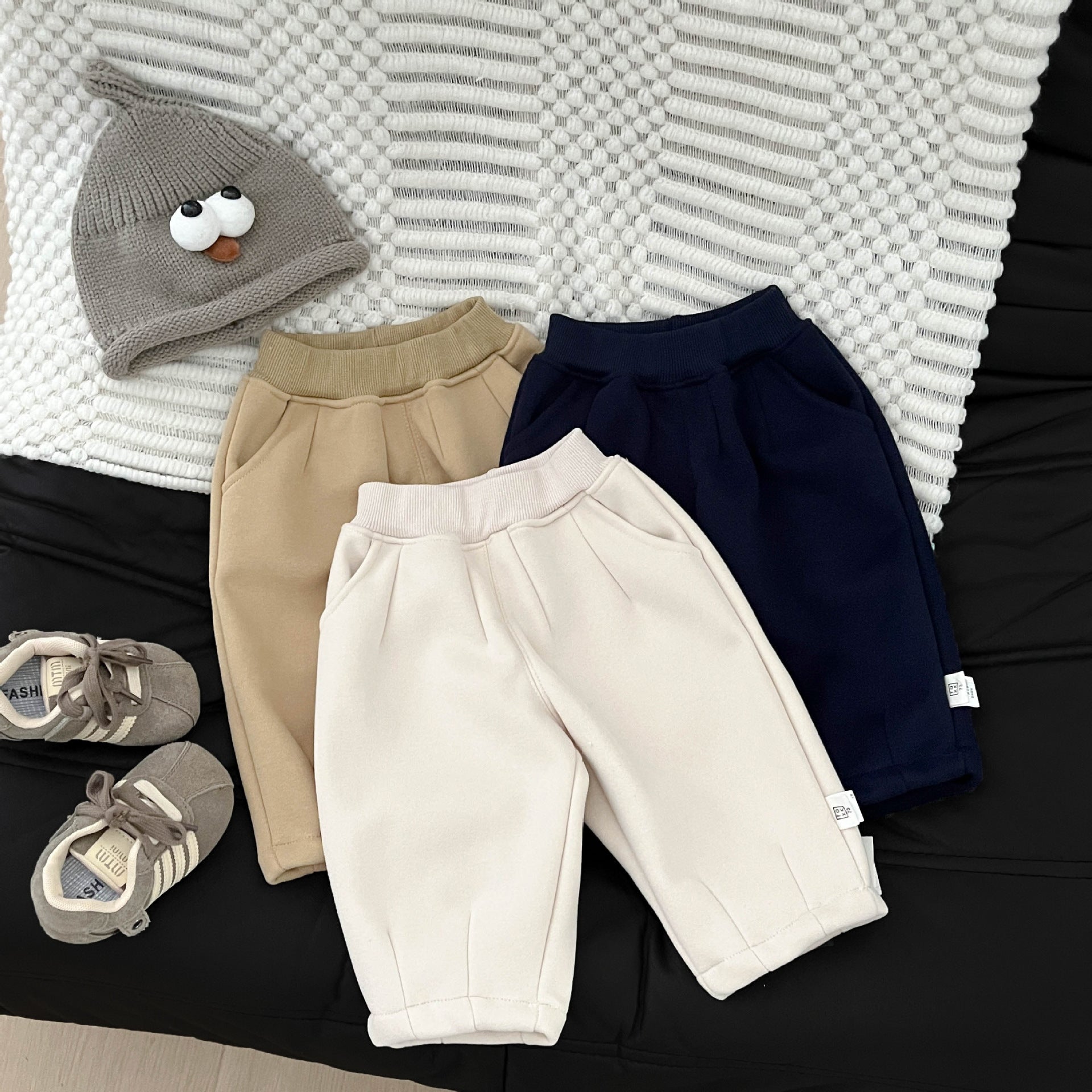 Pantalones casuales cálidos y gruesos con bordado y forro polar