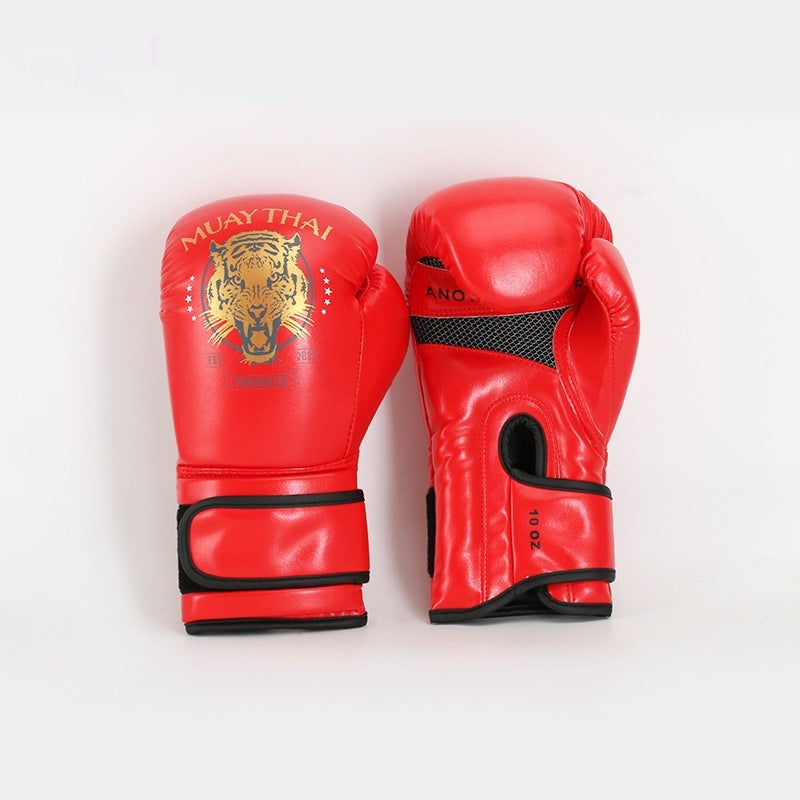 Entrenamiento de Muay Thai para chicos con saco de boxeo y guantes