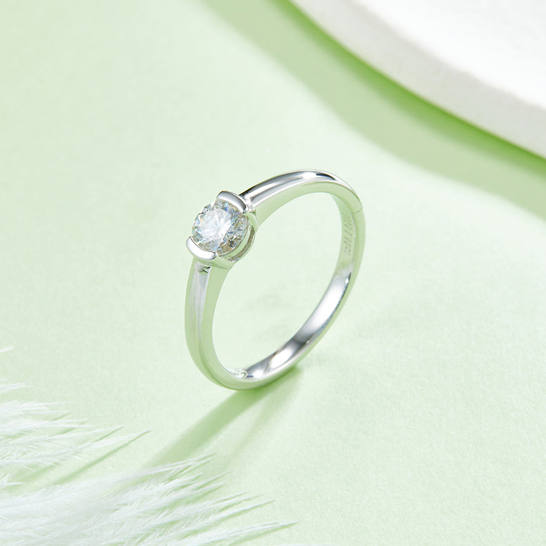 A 0.5-carat Luxury And Fashionable Light Luxury Jewelry Silver Ring Set With Top-quality Moissanite, S925 Silver Plated With Platinum