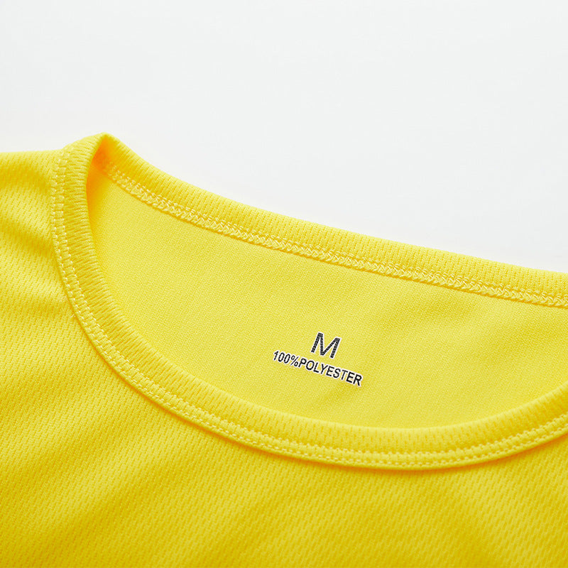 Camiseta de secado rápido con cuello redondo y mangas cortas, ideal para promociones o eventos culturales.