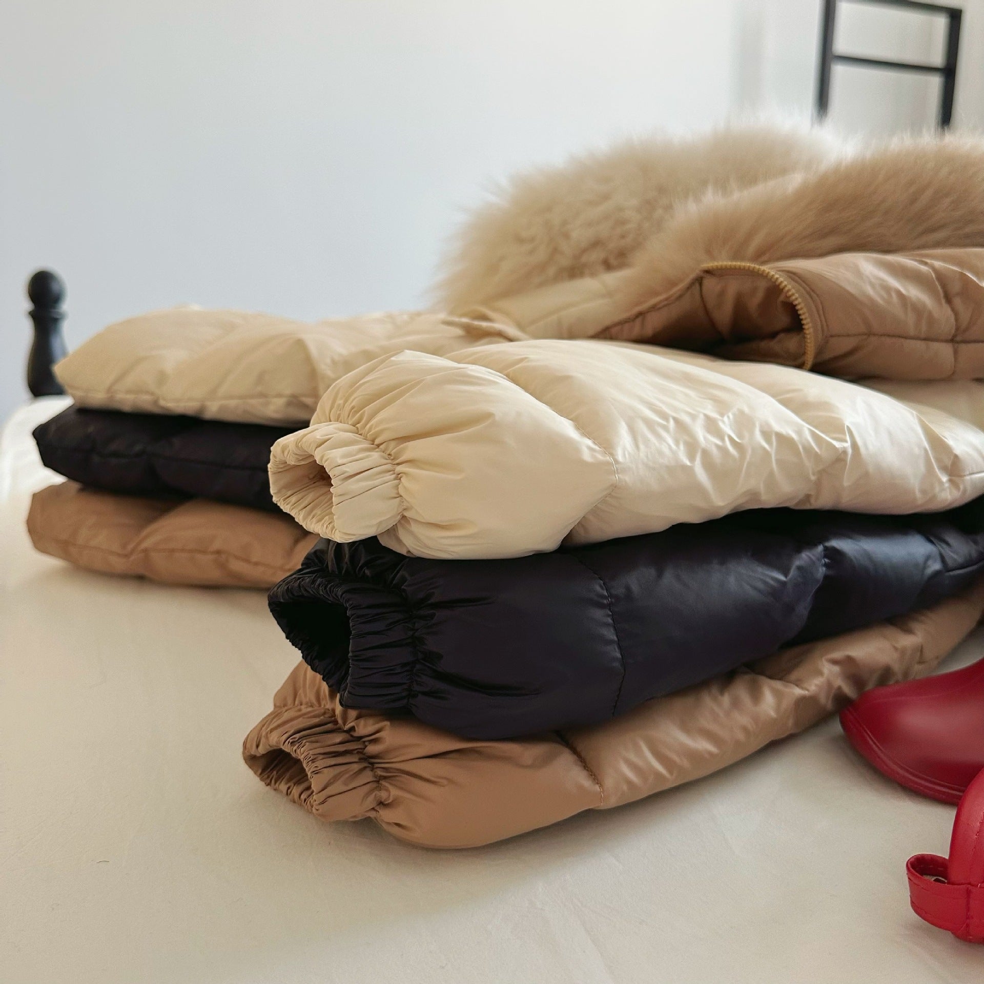 Chaqueta de plumón con cuello de piel de color liso para bebé, sección larga