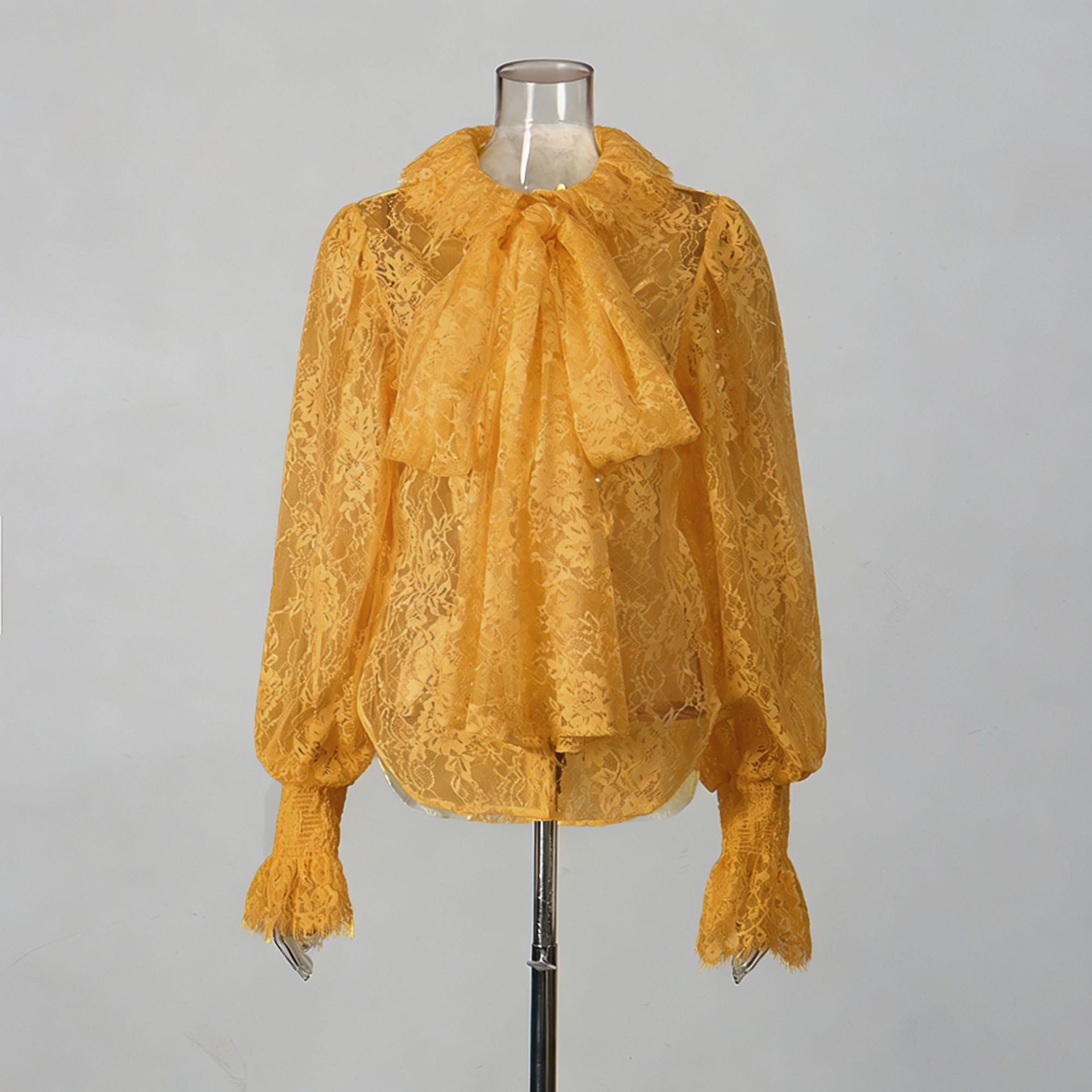 Camisa bordada con encaje y lazo con mangas de linterna