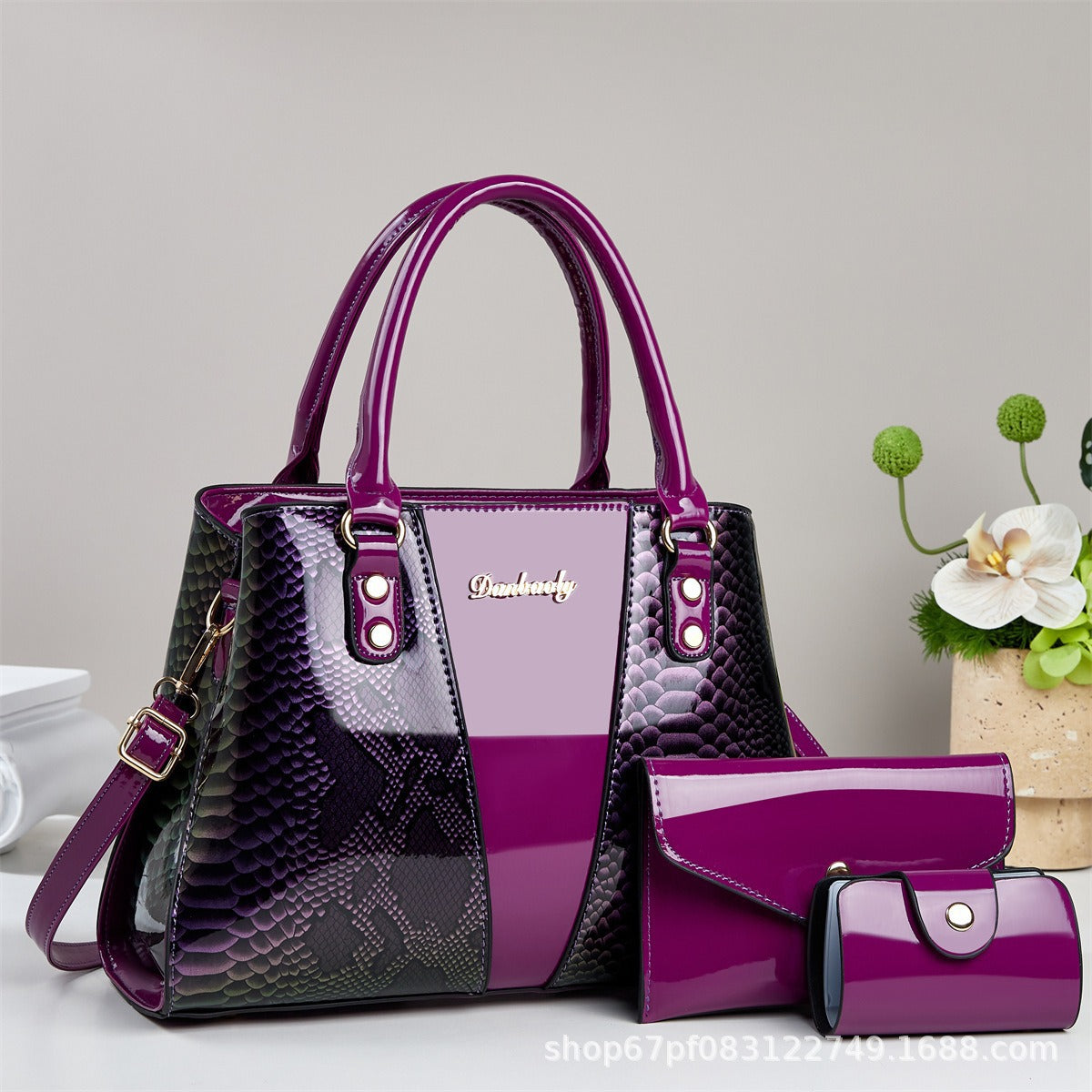 Bolso bandolera de gran capacidad con estampado de piel de serpiente.