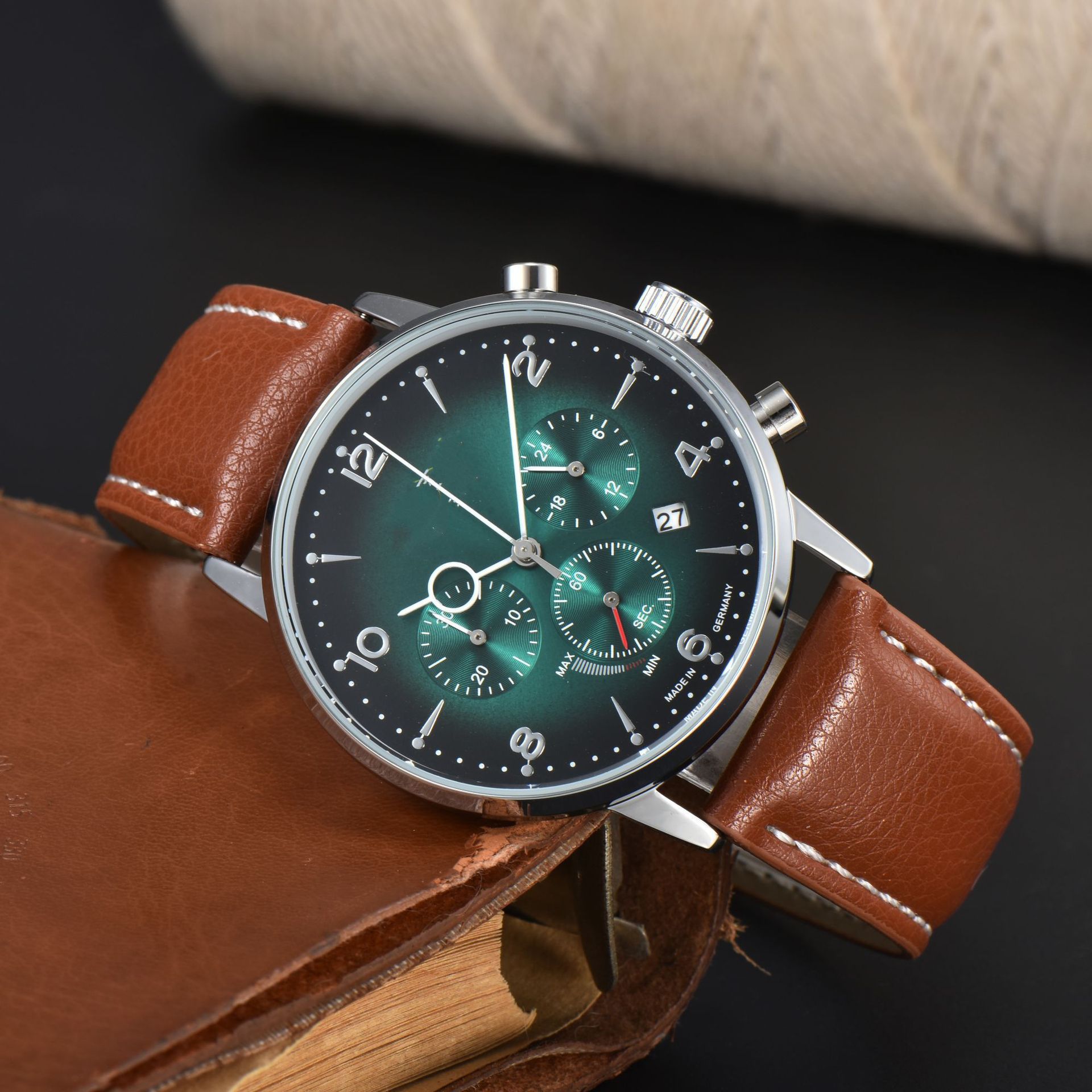 Reloj multifuncional elegante y resistente al agua con calendario para hombre.