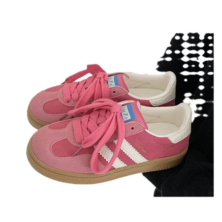 Zapatillas blancas casuales retro para mujer, versátiles y perfectas para hacer deporte.