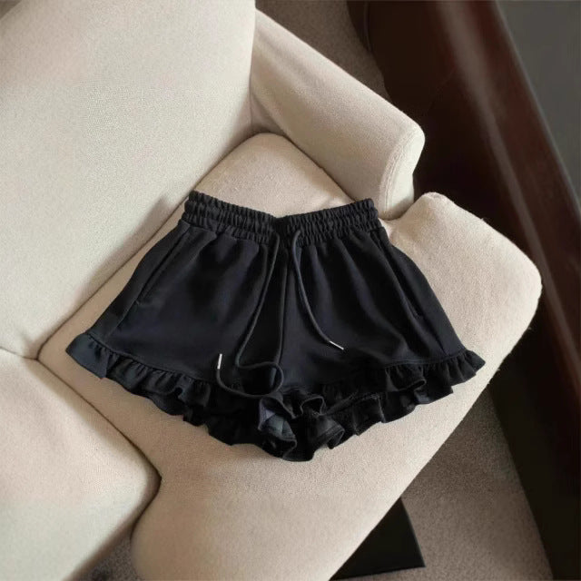 Shorts deportivos casuales de diseño con volantes y bordes desenfadados, de estilo nicho.