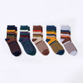 Calcetines de algodón por encima de la rodilla para hombre con rayas de colores: un básico de moda para otoño e invierno.