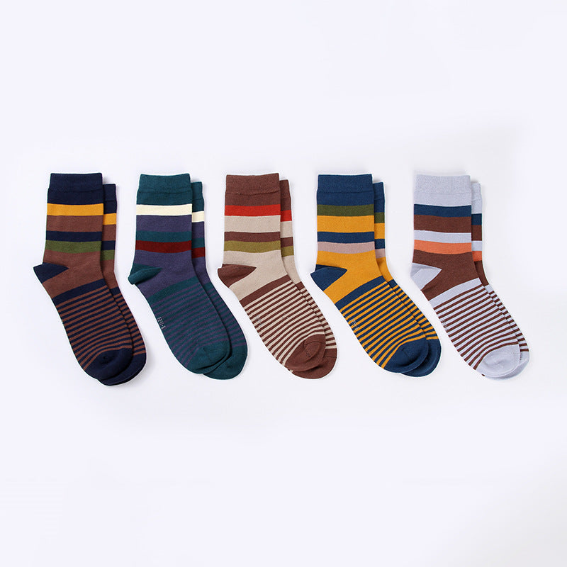 Calcetines de algodón por encima de la rodilla para hombre con rayas de colores: un básico de moda para otoño e invierno.