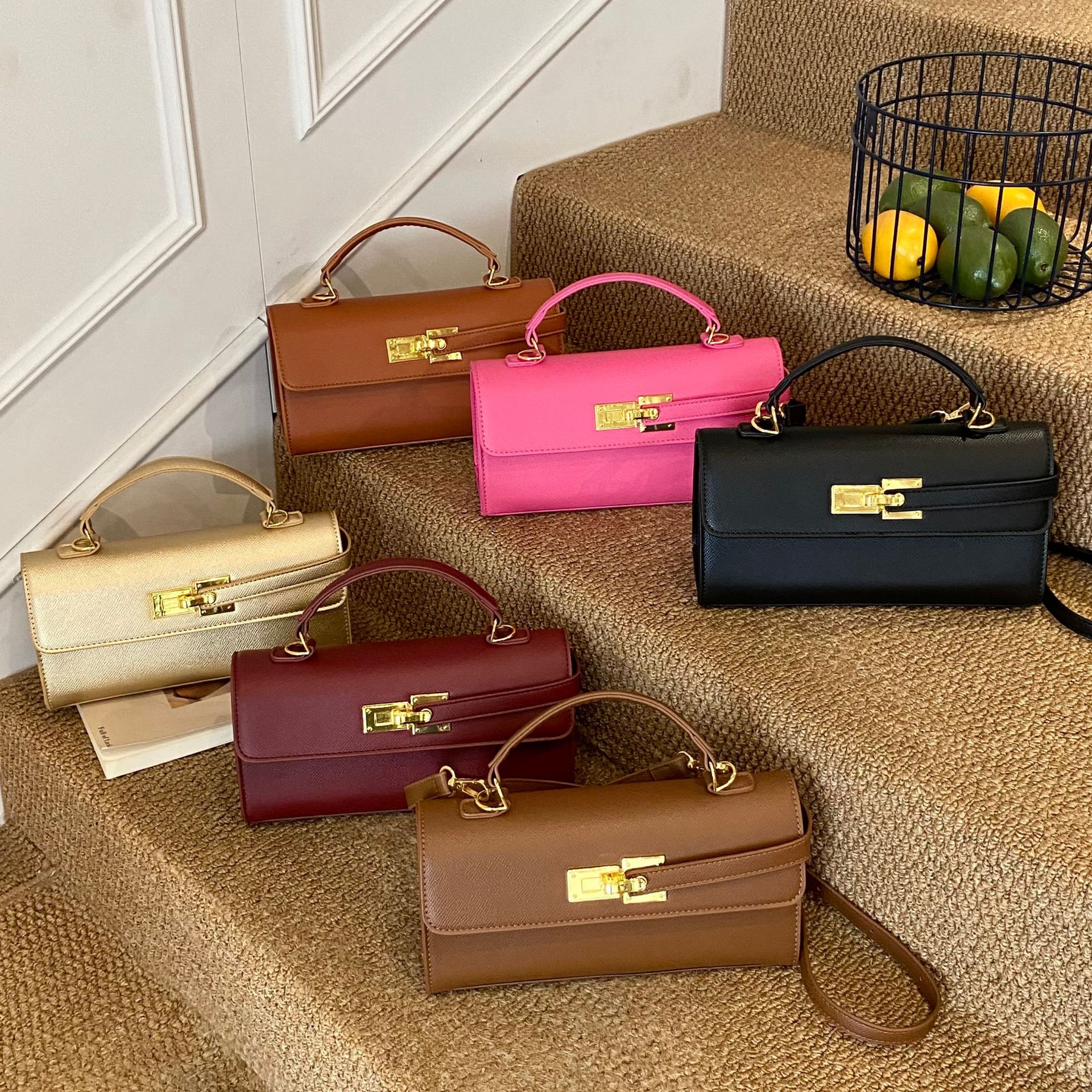 Nuevo y elegante bolso cuadrado pequeño con un elegante cierre de candado.