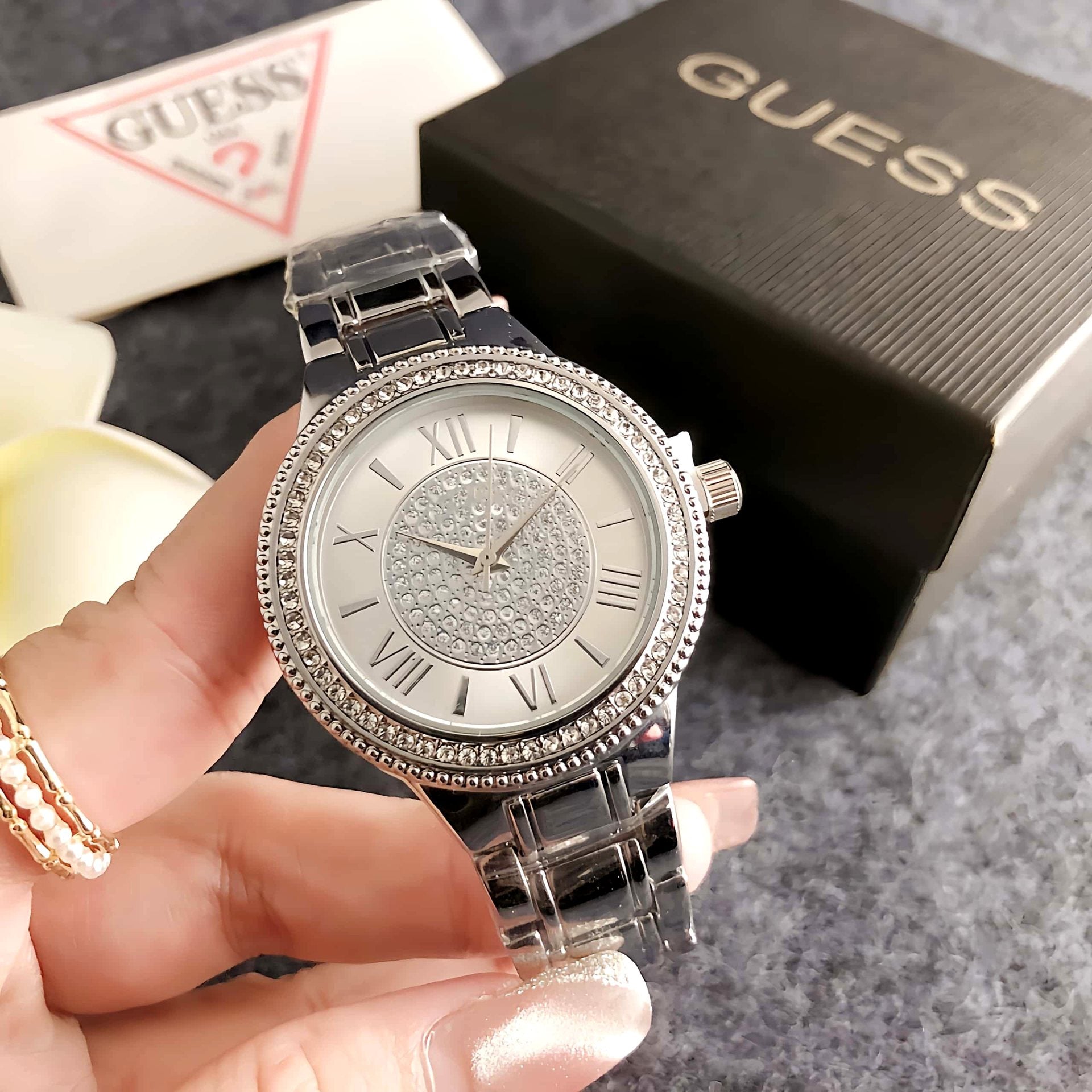 Reloj elegante y sofisticado con una esfera grande. Una obra de arte exclusiva para mujeres.