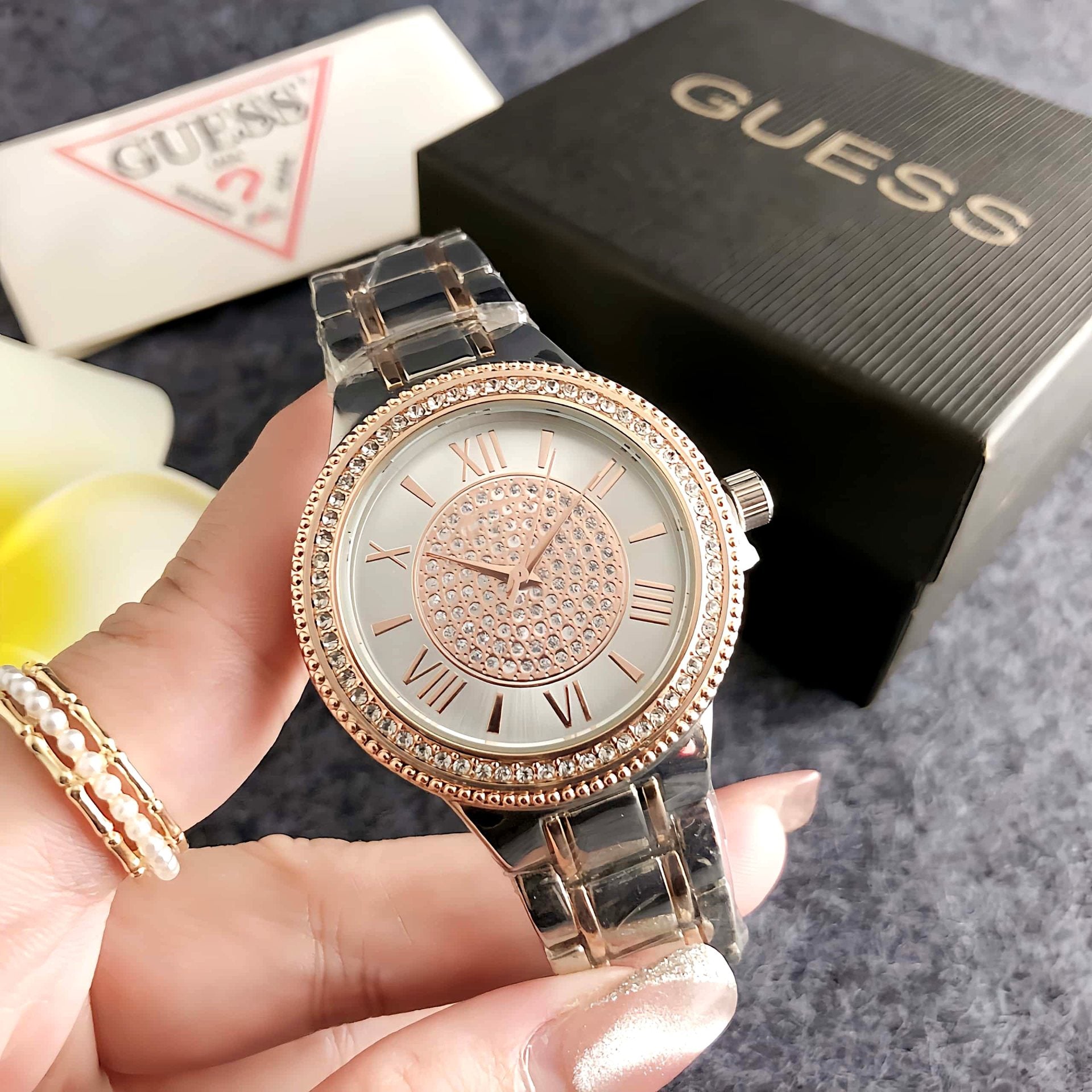 Reloj elegante y sofisticado con una esfera grande. Una obra de arte exclusiva para mujeres.