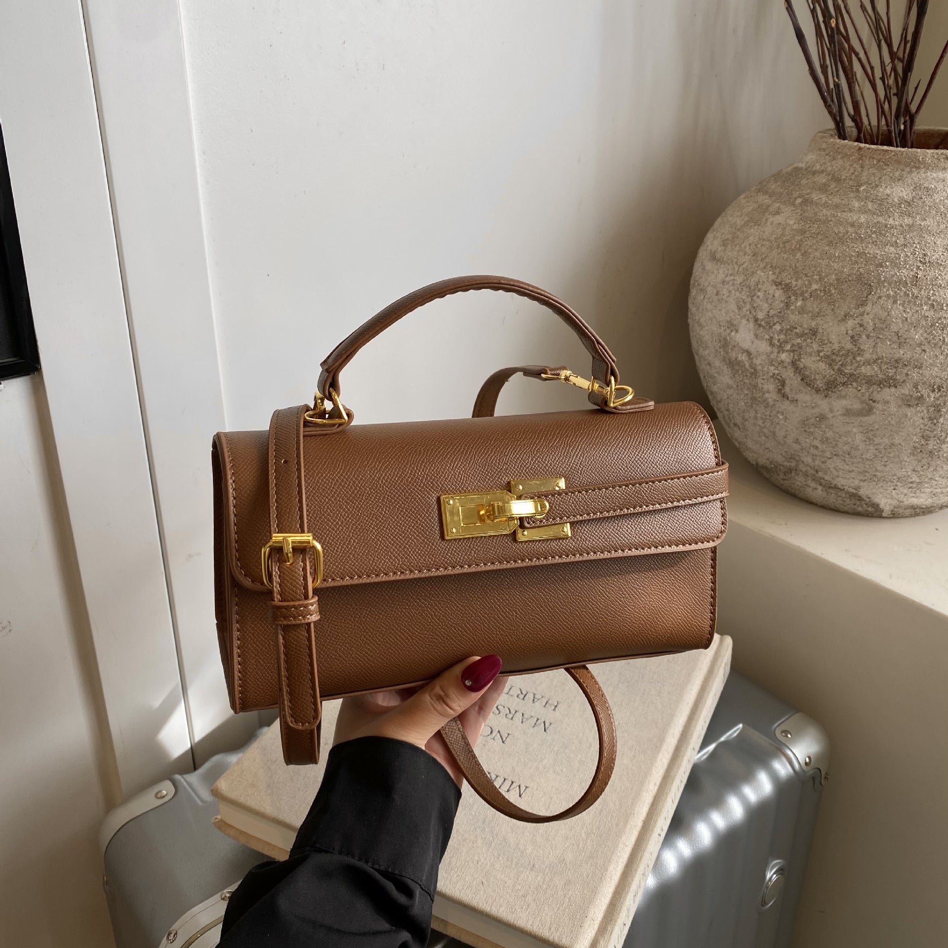 Nuevo y elegante bolso cuadrado pequeño con un elegante cierre de candado.
