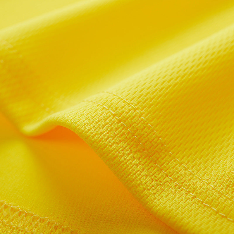 Camiseta de secado rápido con cuello redondo y mangas cortas, ideal para promociones o eventos culturales.