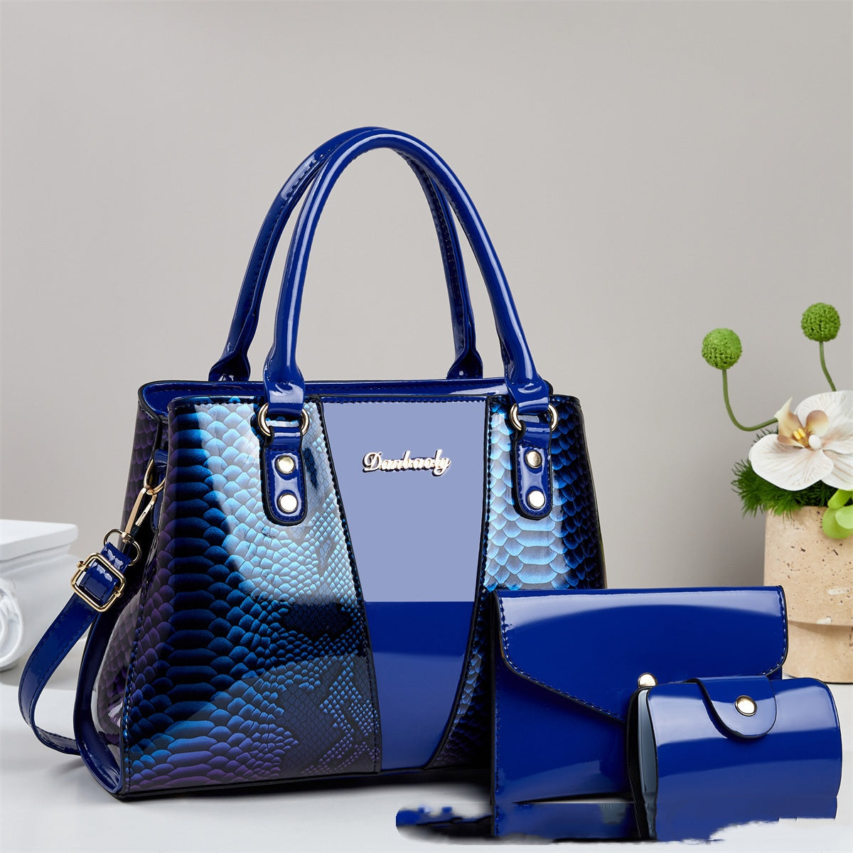 Bolso bandolera de gran capacidad con estampado de piel de serpiente.