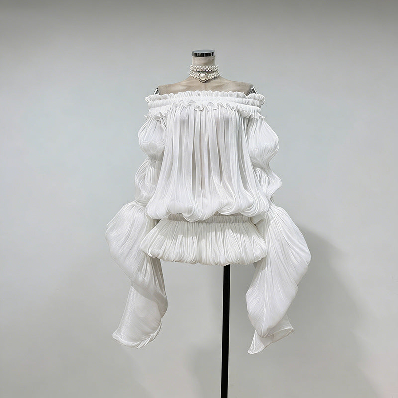 Elegante falda corta con hombros descubiertos, tirantes ondulantes y detalle de lazo.