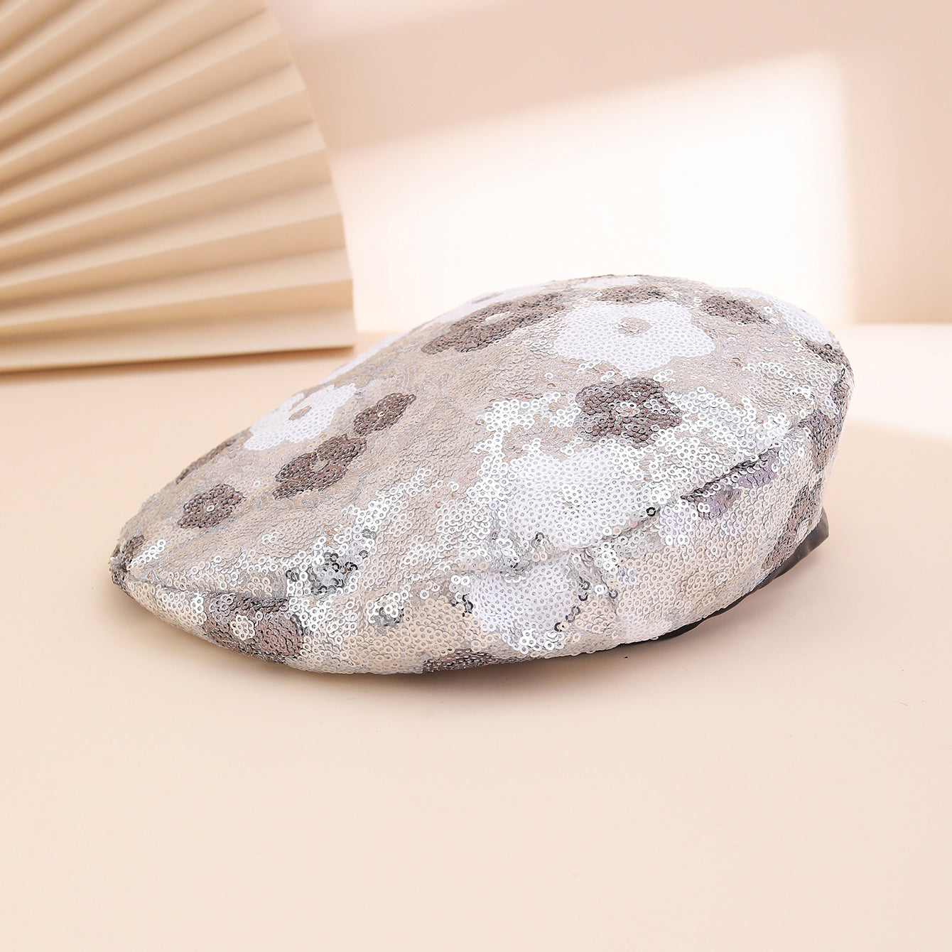European And American Trendy Fashion Small Sequin Flower Beret, A Versatile Style That Suits All Occasions. A Painter's Hat, Perfect For Outdoor Photography.