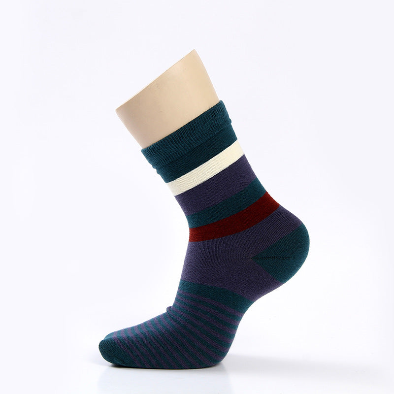 Calcetines de algodón por encima de la rodilla para hombre con rayas de colores: un básico de moda para otoño e invierno.