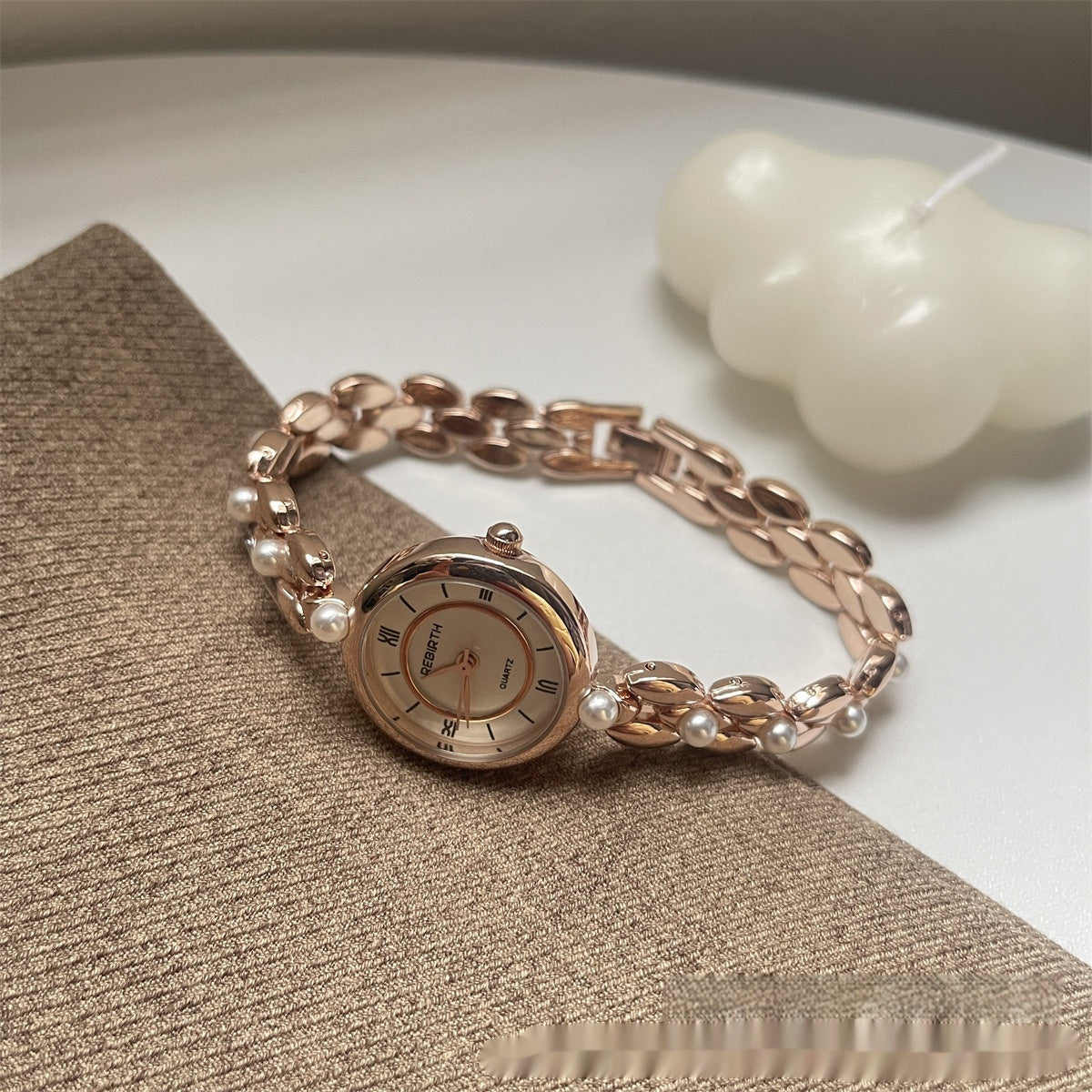 Reloj de cadena con perlas romanas para mujer