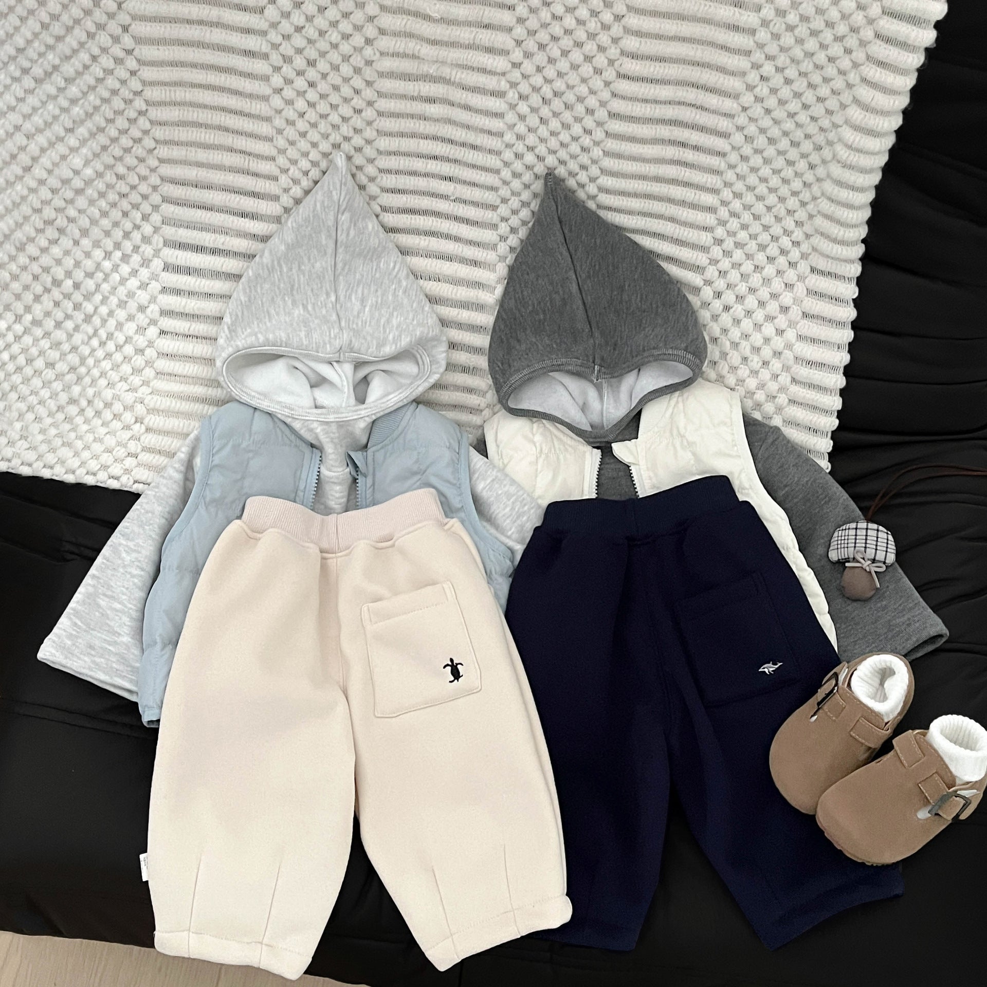 Pantalones casuales cálidos y gruesos con bordado y forro polar