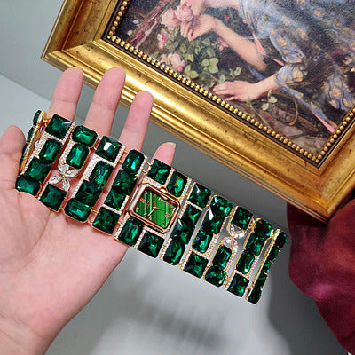 Reloj de pulsera de lujo con esmeralda, estilo retro, exagerado y resistente, de estilo antiguo.