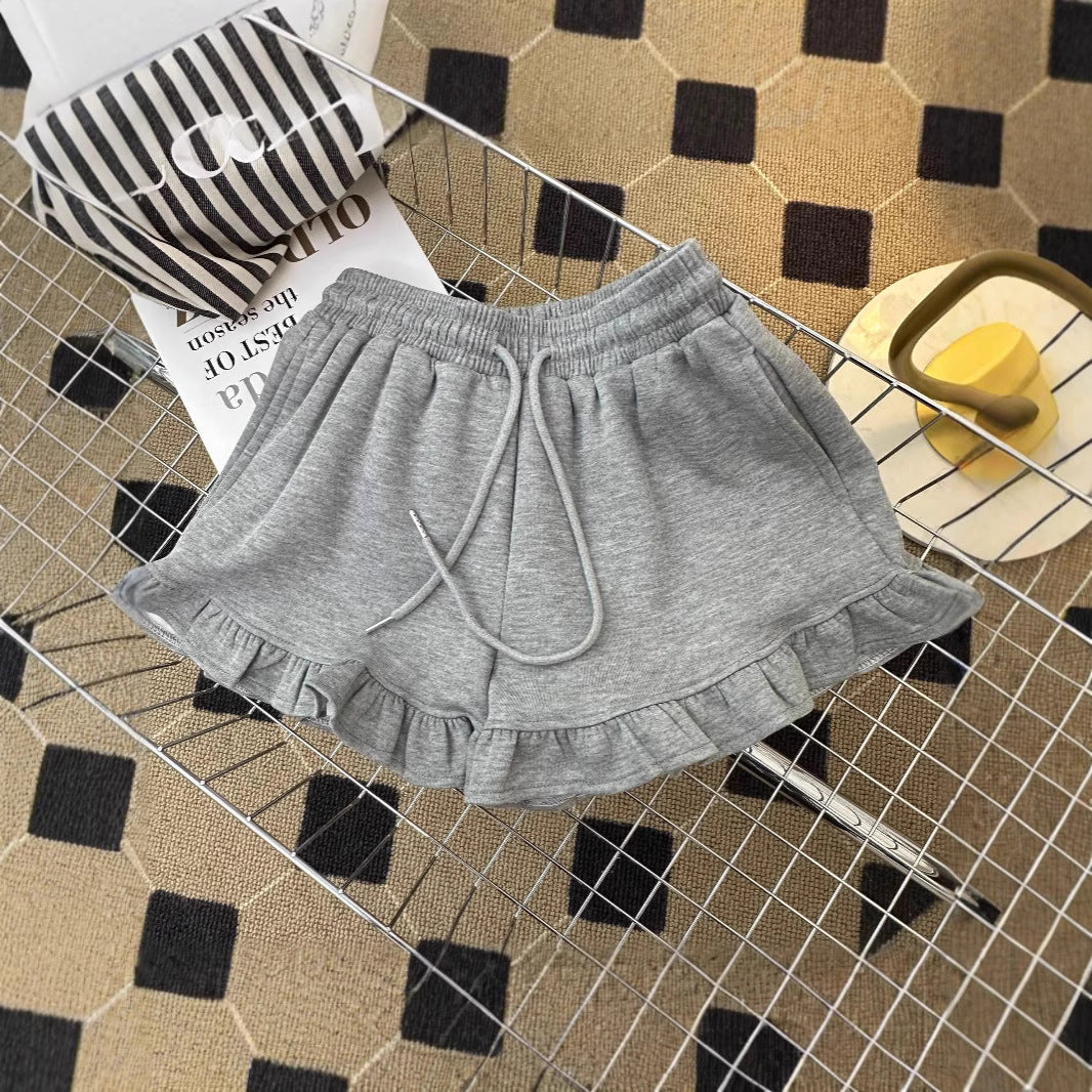 Shorts deportivos casuales de diseño con volantes y bordes desenfadados, de estilo nicho.