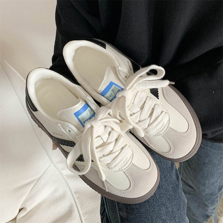 Zapatillas blancas casuales retro para mujer, versátiles y perfectas para hacer deporte.