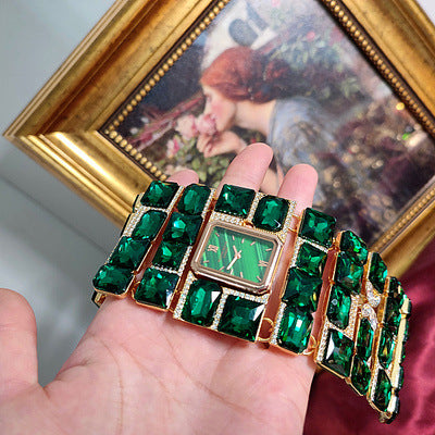 Reloj de pulsera de lujo con esmeralda, estilo retro, exagerado y resistente, de estilo antiguo.