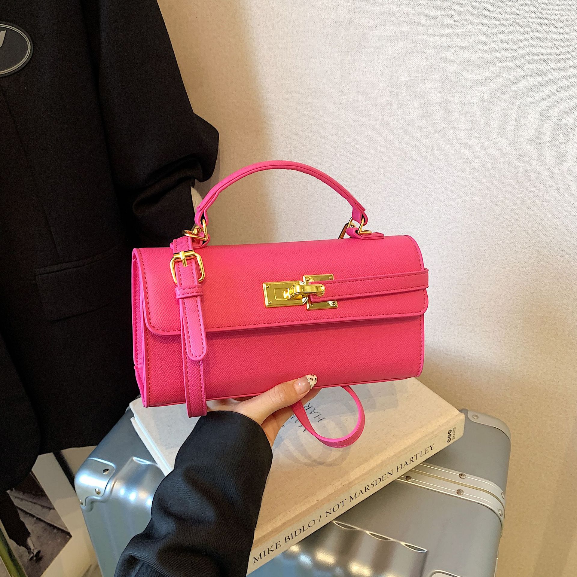 Nuevo y elegante bolso cuadrado pequeño con un elegante cierre de candado.