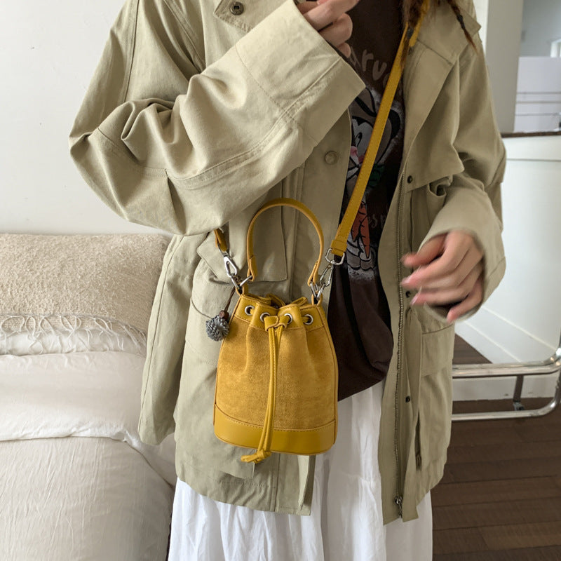 Bolso tipo cubo con asa de cordón para mujer