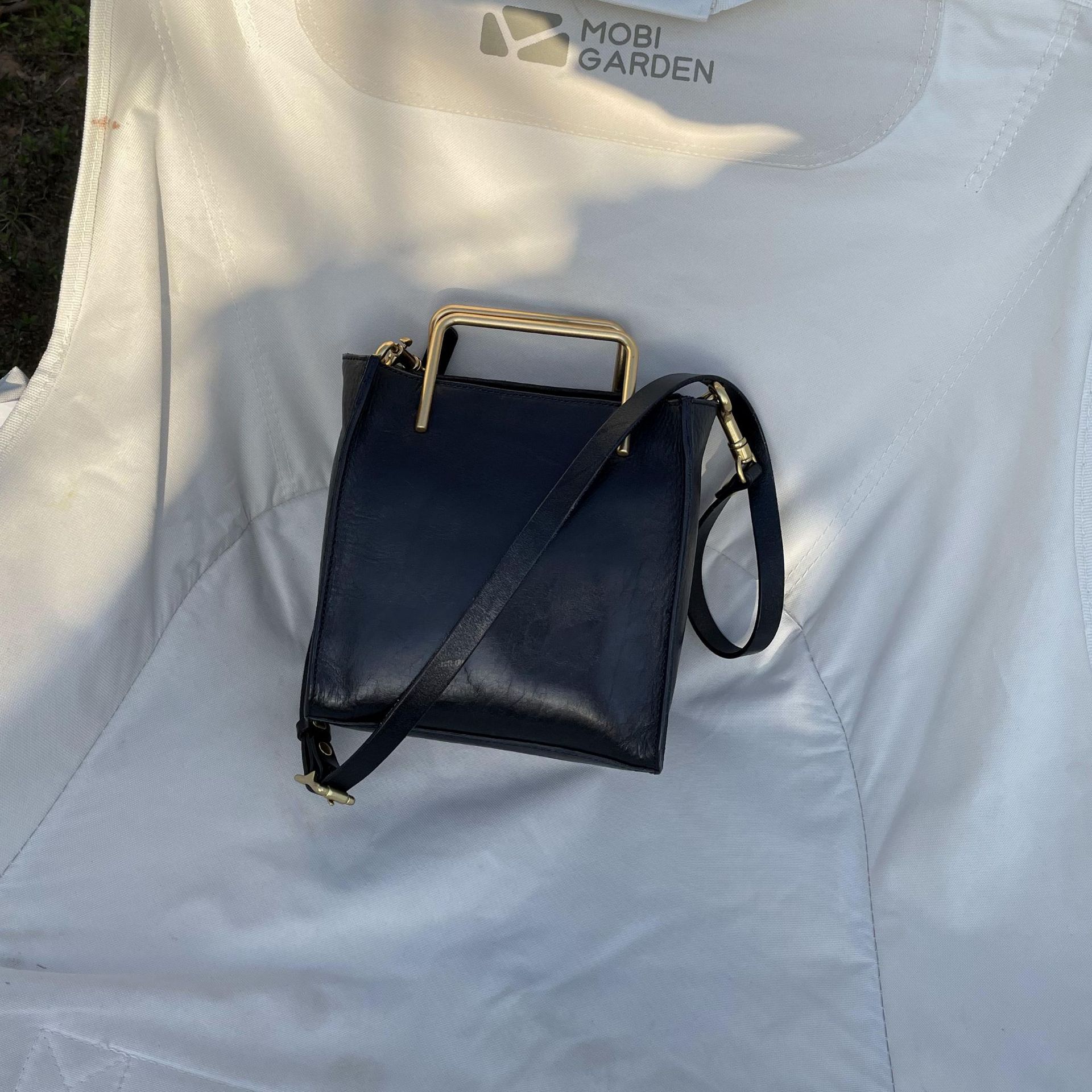 Bolso cuadrado pequeño vintage para mujer, elaborado en piel de curtido vegetal de plena flor.
