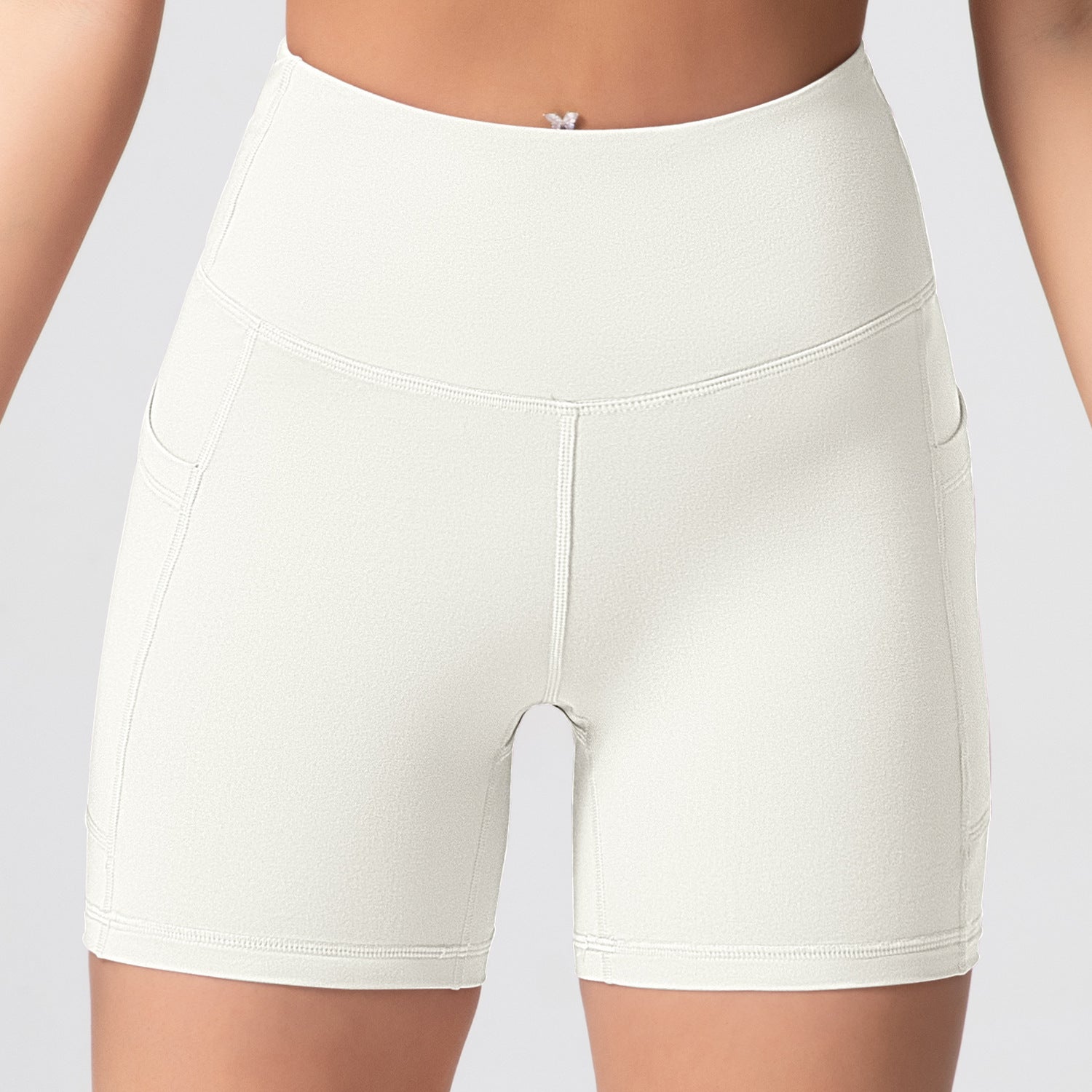 Pantalones cortos de cintura alta, elegantes y sexys para mujer que crean un look estilizado.