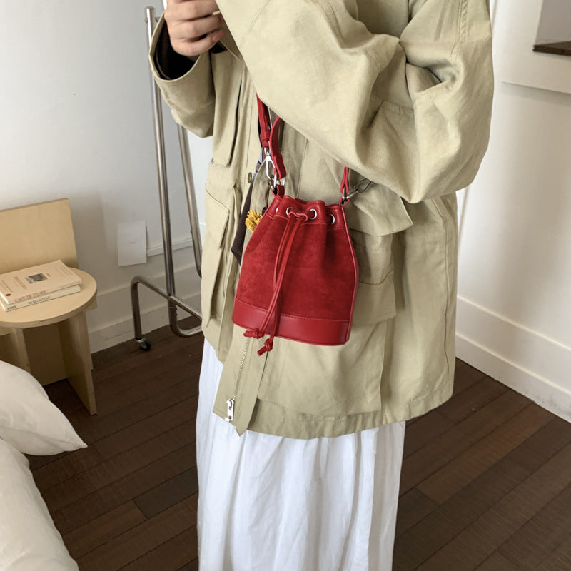 Bolso tipo cubo con asa de cordón para mujer