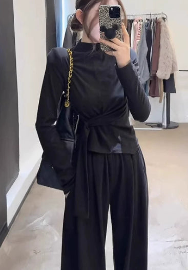 Conjunto de top ajustado de manga larga con tirantes cruzados y pantalones de pierna ancha inspirados en el diseño