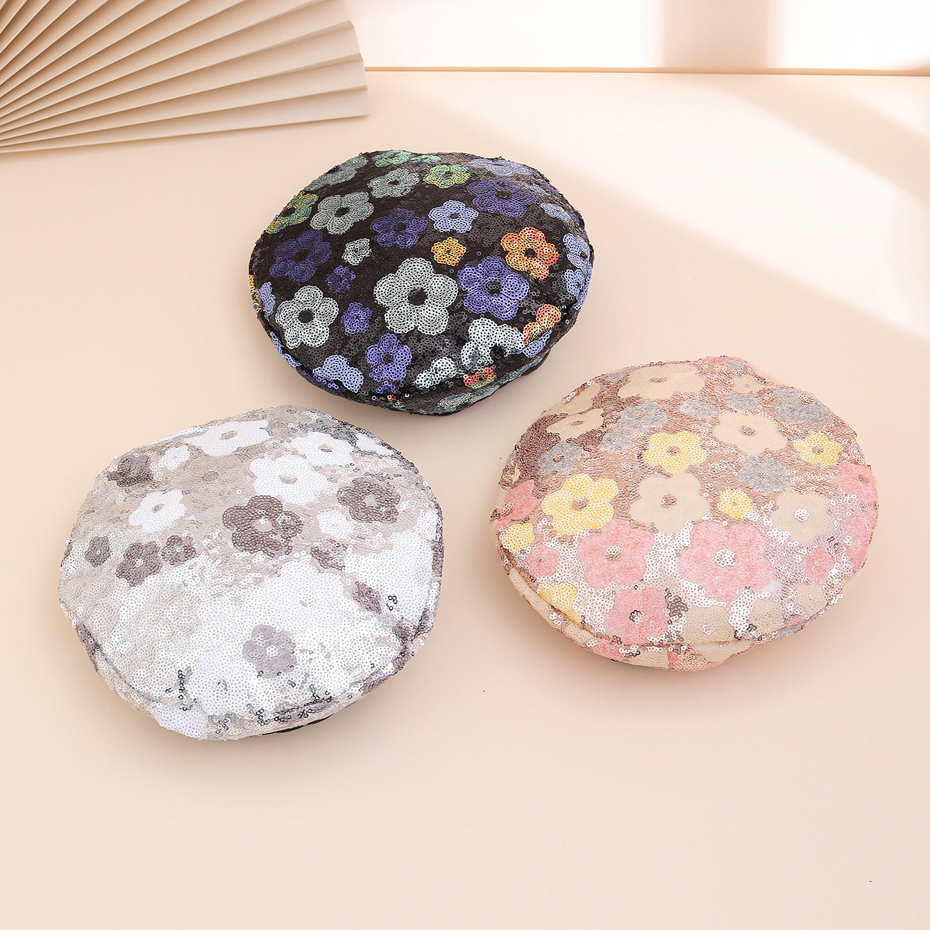 European And American Trendy Fashion Small Sequin Flower Beret, A Versatile Style That Suits All Occasions. A Painter's Hat, Perfect For Outdoor Photography.
