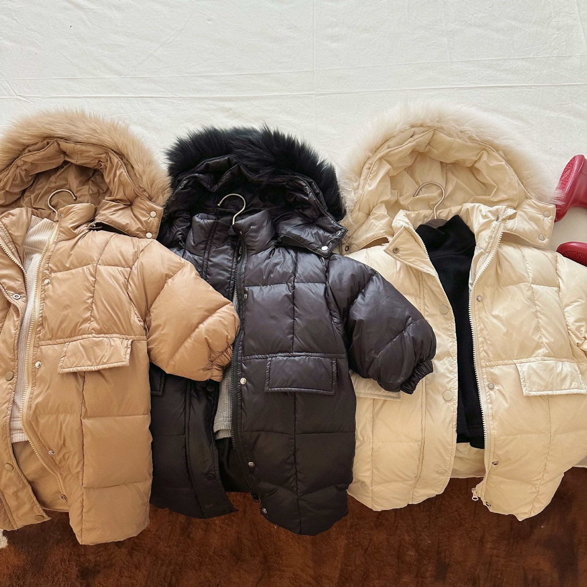 Chaqueta de plumón con cuello de piel de color liso para bebé, sección larga