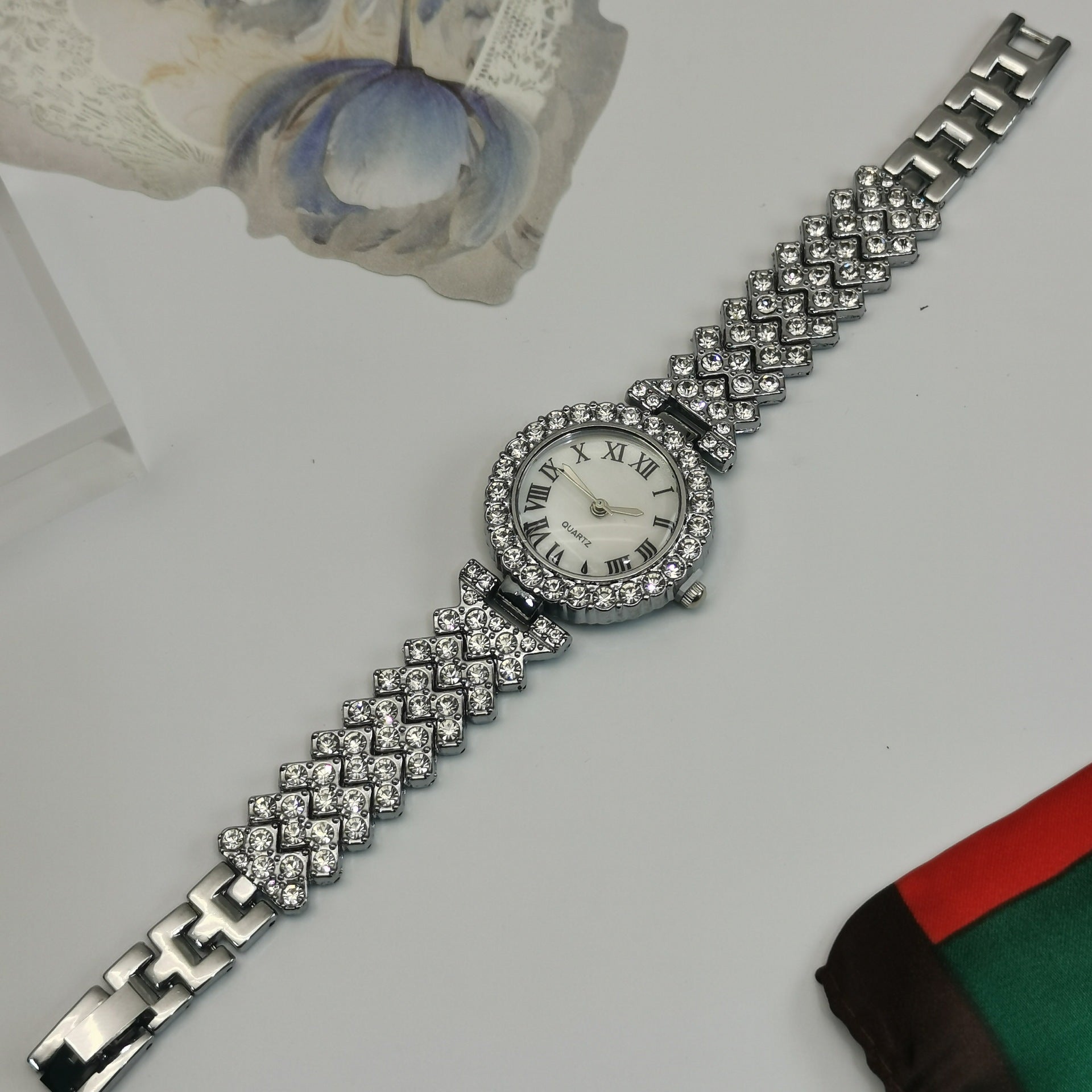 Reloj de pulsera de cuarzo con diseño de cielo estrellado y diamantes para mujer, versátil y de negocios.