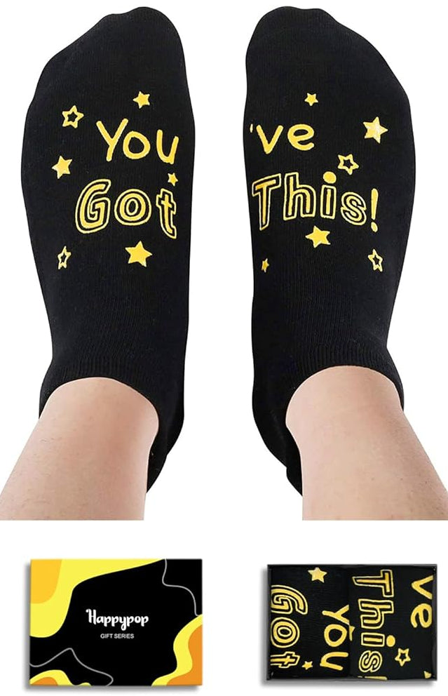 Calcetines creativos y modernos con estampados de letras jacquard en la suela.