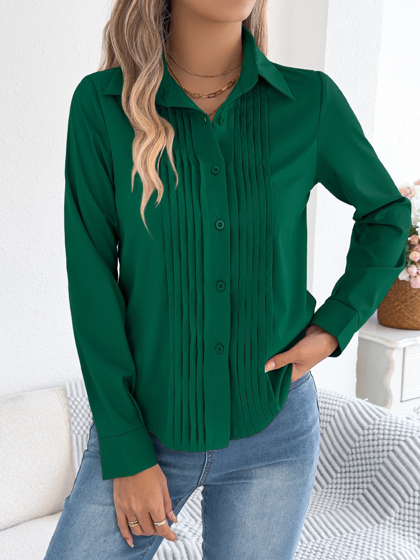 Camisa de oficina elegante de manga larga con botones de color liso y arrugado para mujer