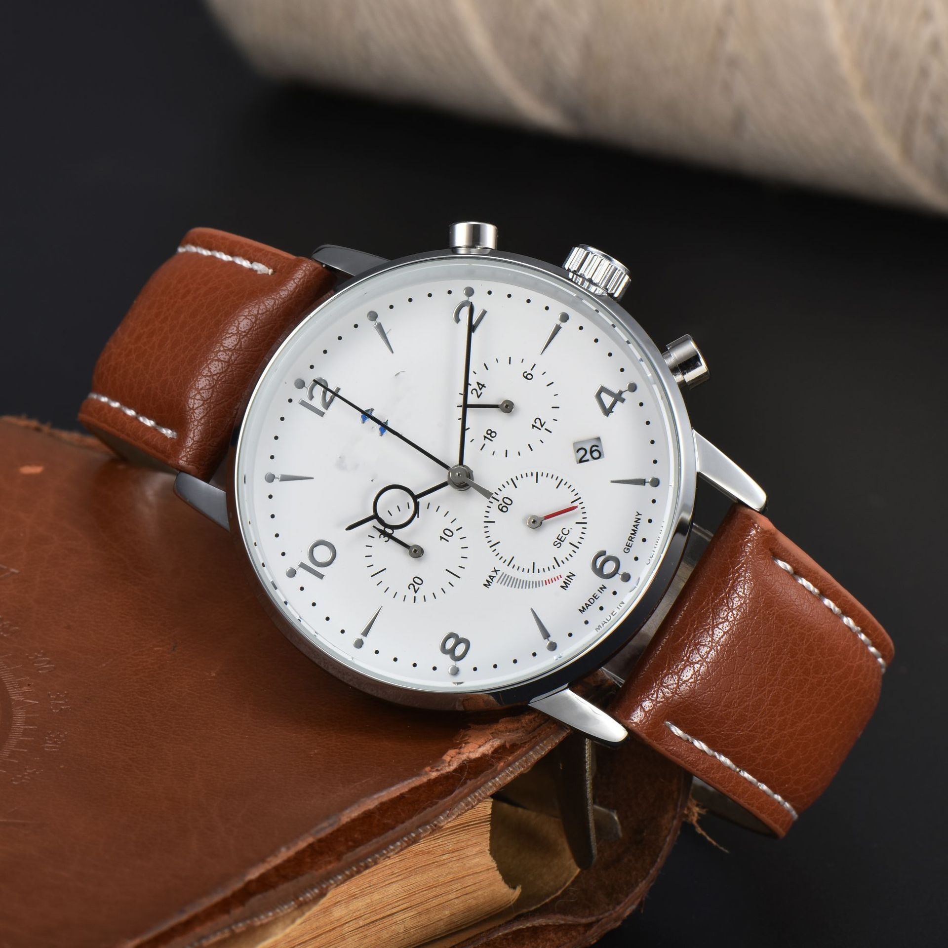 Reloj multifuncional elegante y resistente al agua con calendario para hombre.
