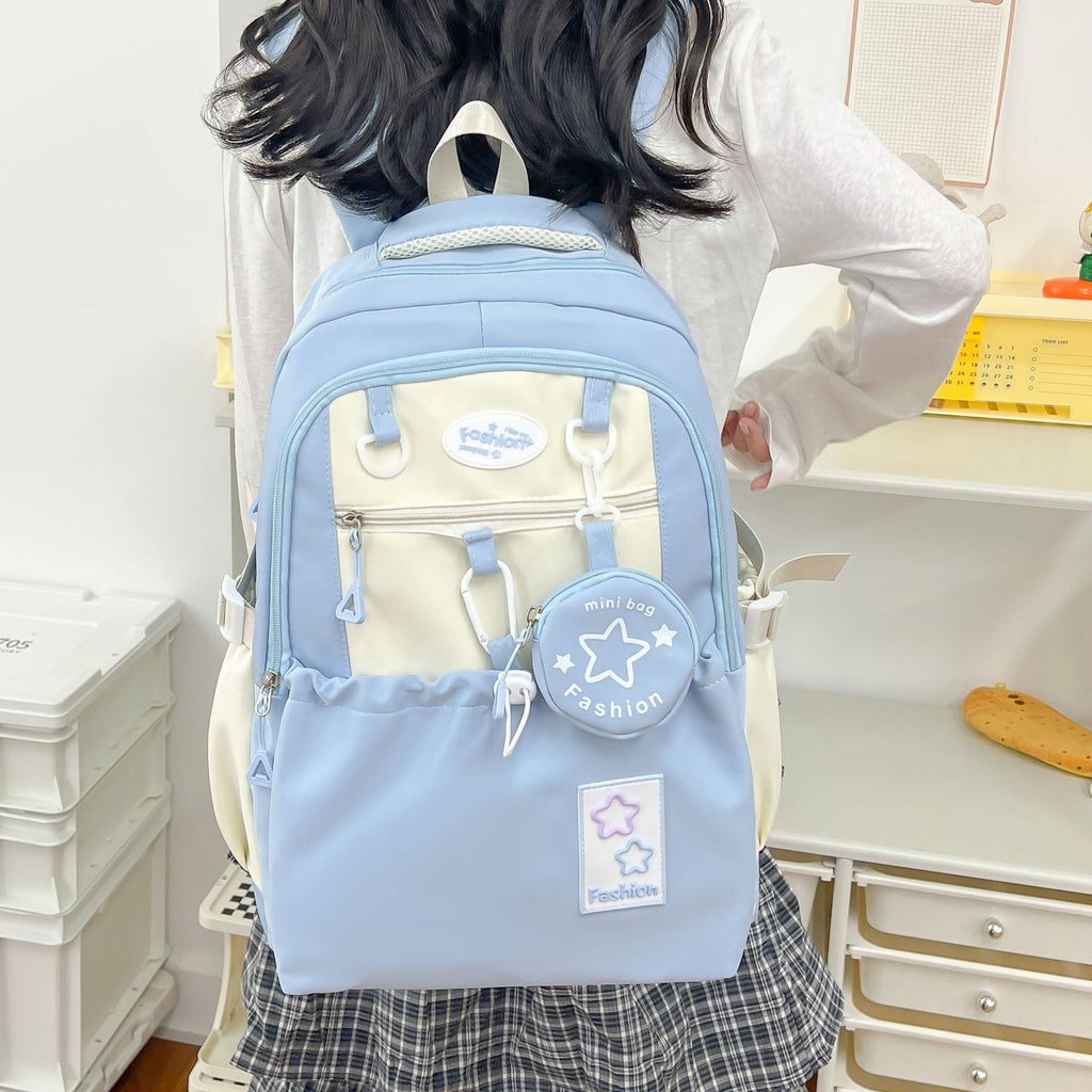 Linda mochila de estudiante de secundaria para chica atractiva