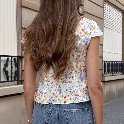 Camisa de mujer con cuello en V, encaje y patchwork con estampado floral