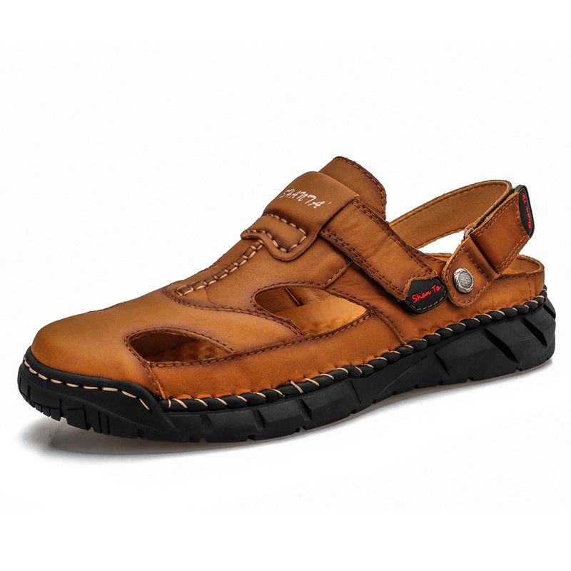 Sandalias modernas de talla grande para hombre con velcro y detalles cosidos.