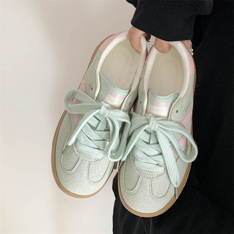Zapatillas blancas casuales retro para mujer, versátiles y perfectas para hacer deporte.