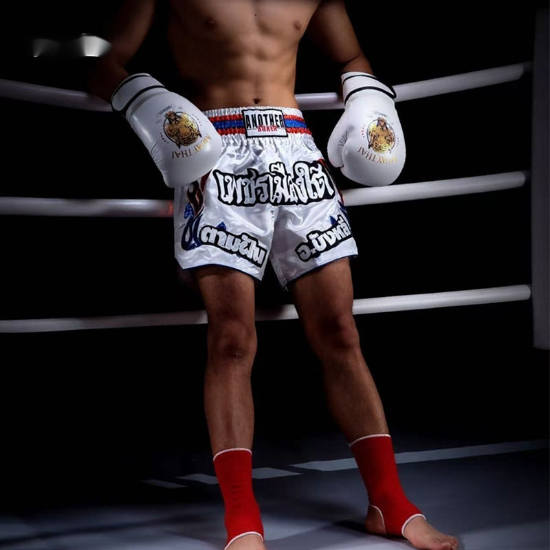 Entrenamiento de Muay Thai para chicos con saco de boxeo y guantes
