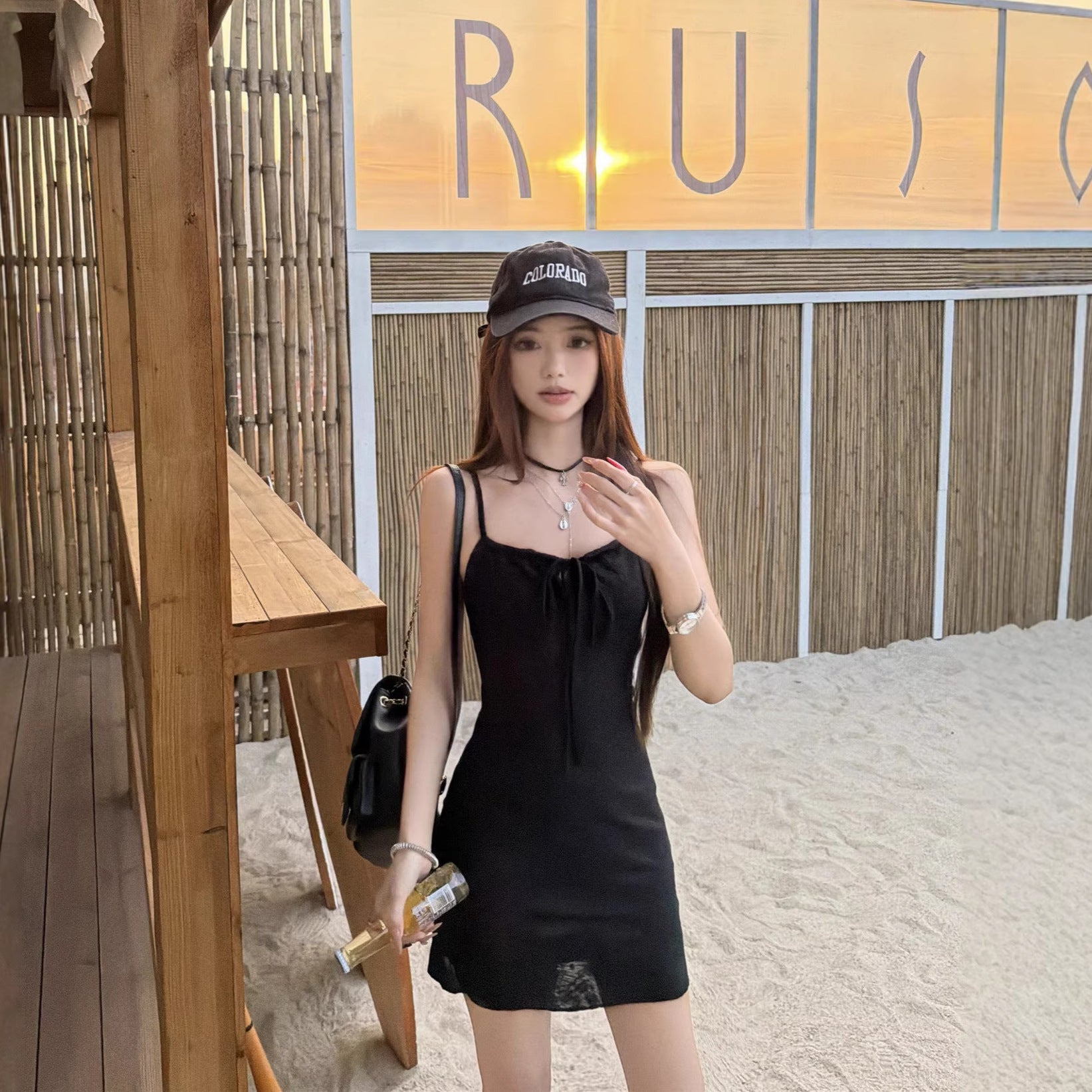 Vestido ajustado con cintura ceñida y cadera